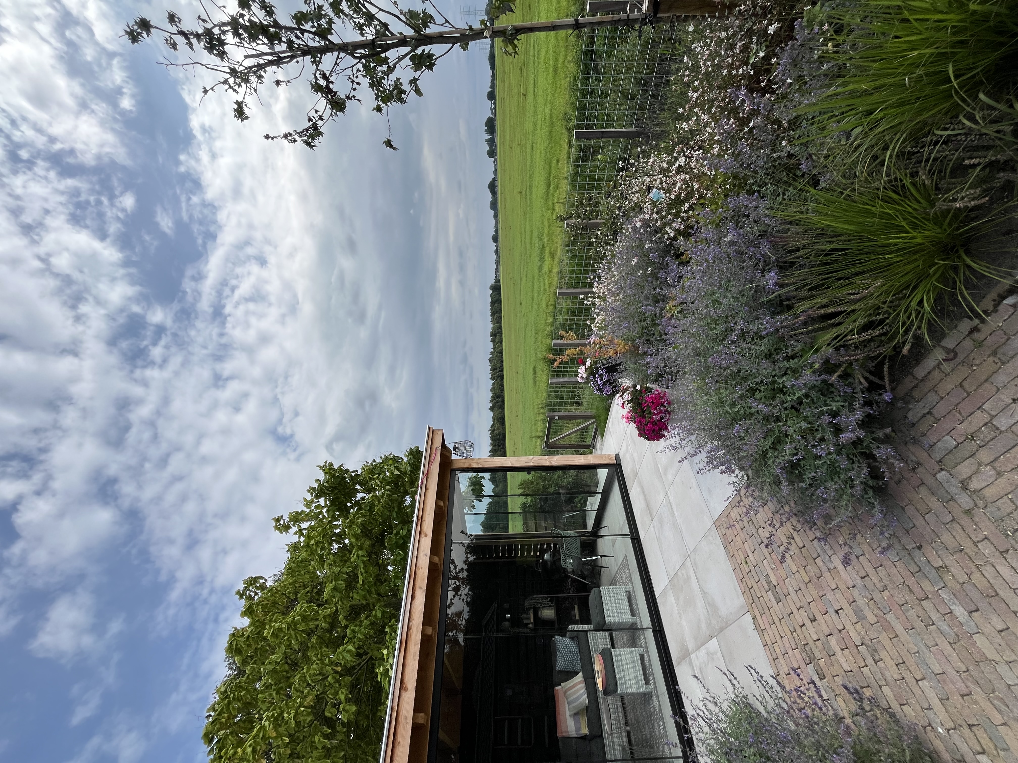 Tuinaanleg met overkapping en bloementuin in Deventer